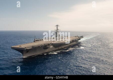 US Navy Nimitz-Klasse Atom-Super-Träger USS John C. Stennis dampft in Bildung im dualen Betrieb 18. Juni 2016 in der Philippinensee. Stockfoto