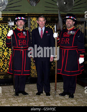 Der Prinz von Wales steht mit Yeoman Warders vom HM Tower of London zusammen, während er einen Empfang zum Auftakt des London String of Pearls Golden Jubilee Festivals im St. James's Palace veranstaltet. Das Festival vereint einige der berühmten Wahrzeichen Londons und andere Institutionen in einer Feier ihrer königlichen Vereinigungen und ihres Erbes im Jahr 2002. *...Prinz Charles unterhielt sich mit dem Chelsea Pensioners Jim Peart, 86, der 1953 in der Krönungsprozession der Königin ritt, und dem 76-jährigen Ralph Richardson (rechts). Stockfoto