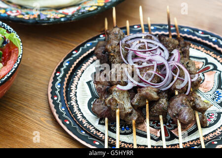 Schaschlik-Spieße auf schöne traditionelle türkische Teller Stockfoto