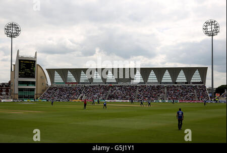 Ein allgemeiner Überblick über die Aktion während des ersten One Day International an der Trent Bridge, Nottingham. DRÜCKEN SIE VERBANDSFOTO. Bilddatum: Dienstag, 21. Juni 2016. Siehe PA Geschichte Cricket England. Bildnachweis sollte lauten: Simon Cooper/PA Wire. EINSCHRÄNKUNGEN: Nur für redaktionelle Zwecke. Keine kommerzielle Nutzung ohne vorherige schriftliche Zustimmung der EZB. Nur für Standbilder. Keine bewegten Bilder zum Emulieren der Übertragung. Keine Entfernung oder Verdunkelung von Sponsorlogos. Weitere Informationen erhalten Sie unter +44 (0)1158 447447. Stockfoto