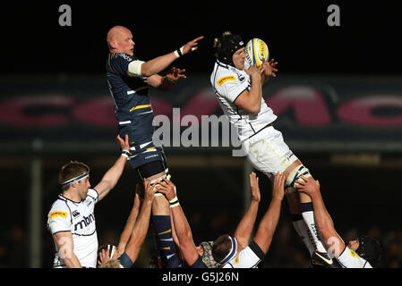 Sale's Kearnan Myall (rechts) gewinnt beim Aviva Premiership-Spiel im Sixways Stadium, Worcester, einen Überlauf von Worcester's Craig Gillies. Stockfoto