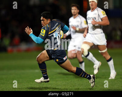 Rugby Union - Aviva Premiership - Worcester Warriors V Sale Sharks - Sixways Stadium. Worcester's David Lemi bricht klar, um seine Seiten beim ersten Versuch beim Aviva Premiership-Spiel im Sixways Stadium, Worcester, zu Punkten. Stockfoto