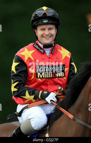 Pferderennen - Nottingham Races. Liam Jones, Jockey Stockfoto