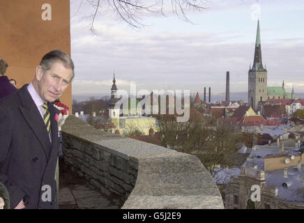 Der Prinz von Wales blickt heute Morgen auf den alten Teil des Stadtzentrums in der estnischen Hauptstadt Tallinn. Der Prinz kam gestern Abend im Baltikum an, um eine fünftägige Tour zu beginnen, die Litauen und später in dieser Woche auch Lettland umfassen wird. Stockfoto