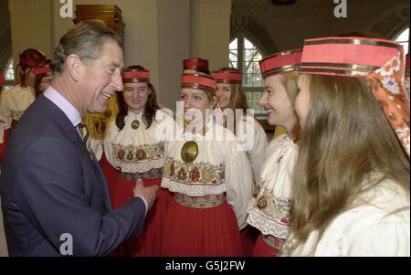 Der Prinz von Wales spricht mit dem Frauenchor der Universität Tartu während seines Besuchs in der Stadt in Estland. Der Prinz kam in der 2. Stadt Estlands an und wird an diesem Abend eine Tour durch Litauen beginnen, die in der Hauptstadt Vilnius beginnt. Stockfoto