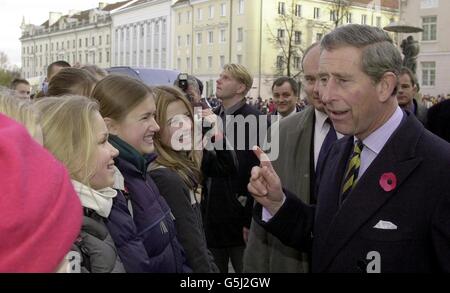 Der Prinz von Wales spricht mit Jugendlichen, während er durch die Stadt Tartu in Estland tourte. Der Prinz kam in der 2. Stadt Estlands an und wird weiter reisen, um eine Tour durch Litauen zu beginnen, die in der Hauptstadt Vilnius beginnt. Stockfoto