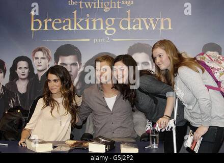 Nikki Reed (links) und Kellan Lutz (2. Links) treffen sich bei einer Veranstaltung für den Film Twilight Saga: Breaking Dawn Part II im Convention Center, Dublin. Stockfoto