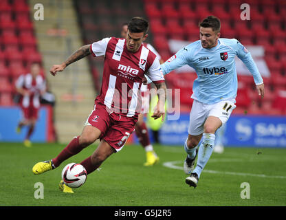 Cheltenham Town's Marlon Pack (links) und Arron Davis (rechts) von Exeter City im Einsatz Stockfoto