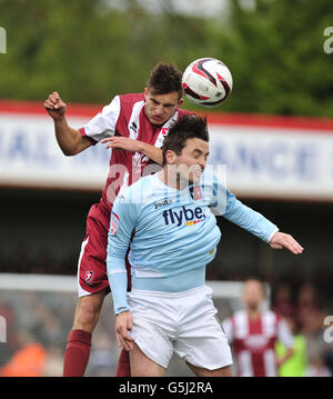 Fußball - npower Football League Two - Cheltenham Town / Exeter City - Whaddon Road. Marlon Pack von Cheltenham Town (links) und Matt Oakley von Exeter City (rechts) in Aktion Stockfoto