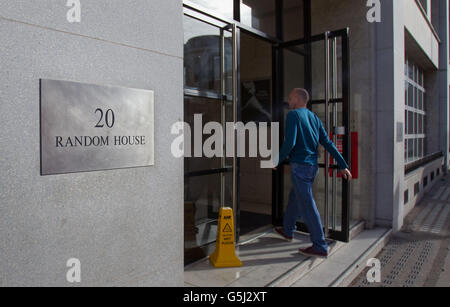 Die Londoner Büros von Random House Group Limited. Ein neues Kapitel in der 77-jährigen Geschichte des Buchverlags Penguin wurde heute mit einem Deal geschrieben, um das Geschäft mit dem Rivalen Random House zusammenzuführen. Stockfoto