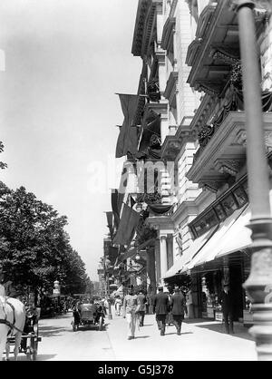 Nach der Attentat auf Erzherzog Franz Ferdinand hingen auf den Straßen Wiens Trauerbanner. Stockfoto