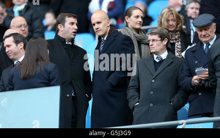 Der ehemalige Fußballadministrator von Manchester City Brian Marwood beobachtet von der Tribüne neben dem Geschäftsführer Ferran Soriano Stockfoto