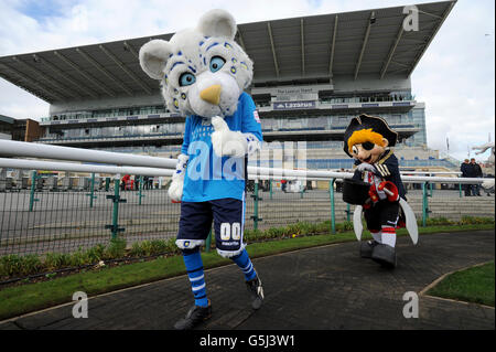 Leeds United Maskottchen Kop Kat und Sheffield United Maskottchen Kapitän Blade (rechts) im Paradering vor dem Maskottchen-Rennen der Football League, zur Unterstützung von Prostate Cancer UK. Stockfoto