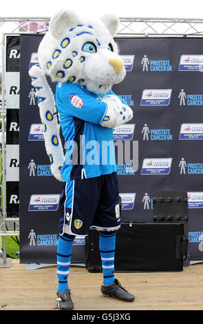 Fußball - Football League Charity Mascot Race 2012 - Doncaster Racecourse. Leeds United Maskottchen Kop Kat, nach dem Football League Mascot Race, zur Unterstützung von Prostate Cancer UK. Stockfoto