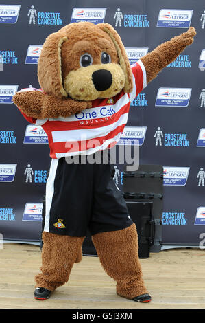 Fußball - Football League Charity Mascot Race 2012 - Doncaster Racecourse. Doncaster Rovers Maskottchen Donny the Dog, nach dem Football League Mascot Race, zur Unterstützung von Prostatakrebs UK. Stockfoto