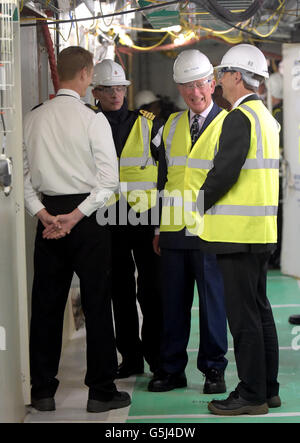 Der Prinz von Wales, bekannt als der Herzog von Rothesay in Schottland, während einer Tour durch den Flugzeugträger HMS Prince Of Wales in Rosyth Dockyard, Rosyth. PRESSEVERBAND Foto. Bild Datum: Dienstag, 21. Juni 2016. PRESSEVERBAND Foto. Bild Datum: Dienstag, 21. Juni 2016. Bildnachweis sollte lauten: Jane Barlow/PA Wire. Stockfoto