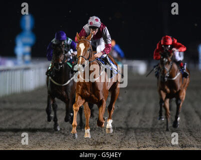 Pferderennen - Kempton Races. Die Tropen werden von Jim Crowley-Gewinnern der Betdaq Casino Games Maiden Stakes geritten Stockfoto