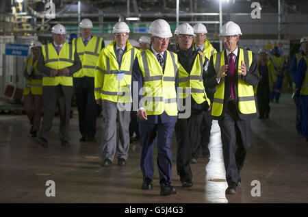 Der Prinz von Wales, bekannt als der Herzog von Rothesay in Schottland, während einer Tour durch den Flugzeugträger HMS Prince Of Wales in Rosyth Dockyard, Rosyth. PRESSEVERBAND Foto. Bild Datum: Dienstag, 21. Juni 2016. PRESSEVERBAND Foto. Bild Datum: Dienstag, 21. Juni 2016. Bildnachweis sollte lauten: Jane Barlow/PA Wire. Stockfoto