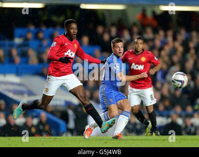 Danny Welbeck von Manchester United (links) und Cesar Azpilicueta von Chelsea Für den Ball Stockfoto