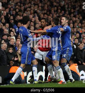 Chelsea's Cesar Azpilicueta (zweite rechts) Und Gary Cahill muss Chelsea Emboaba Oscar zurückhalten (Links) aus einer Auseinandersetzung mit Luis Nani von Manchester United (Mitte) Stockfoto