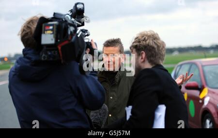 BBC Newsreader Bill Turnbull wird interviewt, nachdem er seine Fahrkünste in einer BBC Children in Need-Ausgabe von Top Gear's 'Star in a reasonably priced car' getestet hat. Stockfoto