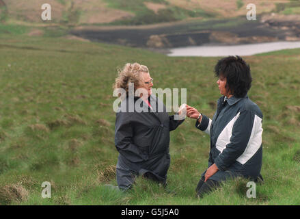 Winnie Johnson (links), die Mutter von Keith Bennett, dessen Körper immer noch fehlt, mit der psychischen Teresa Walsh über die Yorkshire Moors. * Ein BBC-Dokumentarfilm Body Hunt: The Search for Keith Bennett wird gezeigt, der enthüllt, dass Mira Hindley drei Karten gezeichnet hat, die zeigen, wie sie und Ian Brady 1964 mit dem 12-jährigen Keith Bennett in der Nacht, in der er getötet wurde, auf Saddleworth Moor einschlugen. Hindley und Brady wurden 1966 wegen der Morde an Lesley Ann Downey (10), John Kilbride (12) und Edward Evans, 17, obwohl sie Mitte der 1980er zugegeben hatten, dass sie auch Keith, dessen Leiche, ermordet hatten Stockfoto