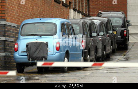 Gespräche über gescheiterte schwarze Taxi-Hersteller. Taxis standen vor der Manganese Bronze Company in Coventry, die in London schwarze Taxis herstellen. Stockfoto