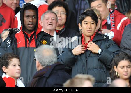 Auf der Tribüne stehen Danny Welbeck (links) und Shinji Kagawa (rechts) von Manchester United Stockfoto