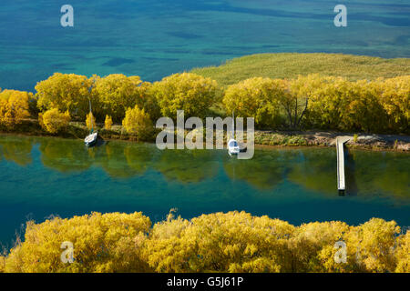 Steg am Segler schneiden im Herbst, Lake Benmore, Waitaki Valley, North Otago, Südinsel, Neuseeland Stockfoto