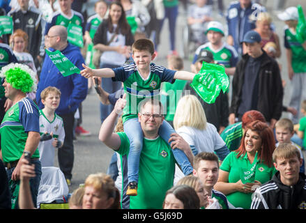 Fans zeigen ihre Unterstützung auf der Titanic Fanzone, Belfast, Nordirland gegen Deutschland in Euro 2016 beobachten. Stockfoto