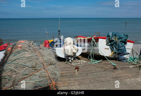 Krabbe Fischerboote auf Slipway am Sheringham Beach, North Norfolk, england Stockfoto