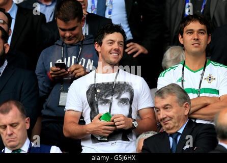 Nordirland Golfer Rory McIlroy auf der Tribüne während der UEFA Euro 2016, Gruppe C Spiel im Parc Des Princes in Paris. Stockfoto