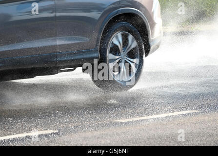 Das fahren auf nasser Fahrbahn Stockfoto