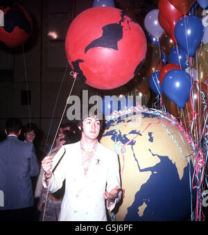 Paul McCartney von den Beatles bei einer Aufnahmesitzung in London Stockfoto