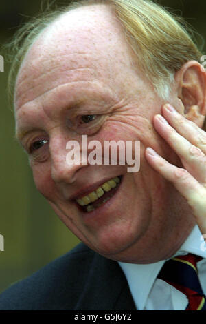 Der ehemalige Labour-Parteivorsitzende Neil Kinnock verlässt die St. Margaret's Church in Westminster, im Zentrum Londons, nachdem er an einem Dankgottesdienst für das Leben und Werk von Lord Cledwyn von Penrhos teilgenommen hat. * der ehemalige Abgeordnete für Anglesey für 28 Jahre bis in den Ruhestand im Jahr 1979, Cledwyn Hughes wurde Staatssekretär für Wales im Jahr 1966 - das Jahr der Aberfan Katastrophe, und war Vorsitzender der Parlamentarischen Labour Party von 1974 bis 1979. Er starb Anfang dieses Jahres im Alter von 84 Jahren. * 16/03/2002: Der ehemalige Labour-Führer Neil Kinnock sprach heute mit Anti-Rassismus-Aktivisten in einer Stadt, die von einigen der schlimmsten verwüstet wurde Stockfoto