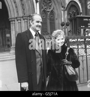 US-Senator George McGovern, der mit seiner Frau Eleanor durch London läuft. Stockfoto