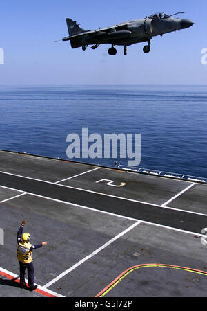 Britische Truppen Üben Den Oman Aus. Die britischen Streitkräfte bei der Übung SAIF SAREEA 2. Eine Seeweihe landet auf HMS Illustrious. Stockfoto