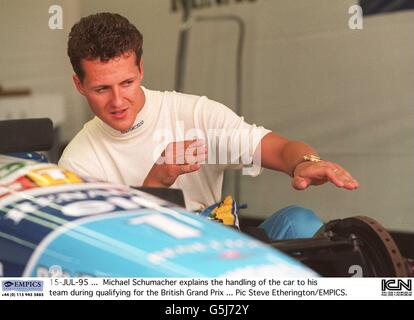 15-JUL-95, Michael Schumacher erklärt seinem Team den Umgang mit dem Auto während des Qualifyings für den Grand Prix von Großbritannien Stockfoto