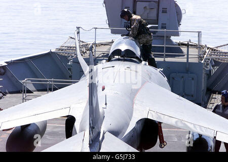 Übung SAIF SAREEA 2, eine Übung mit gemeinsamen Kräften. Ein Pilot von einem der Sea Harrier's Serving auf HMS Illustrious aus dem Cockpit nach der Landung. Stockfoto