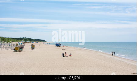 PALANGA Litauen - 13 Juni: Blick auf den Palanga sandigen Strand. Palanga ist der beliebteste Ferienort in Litauen Stockfoto