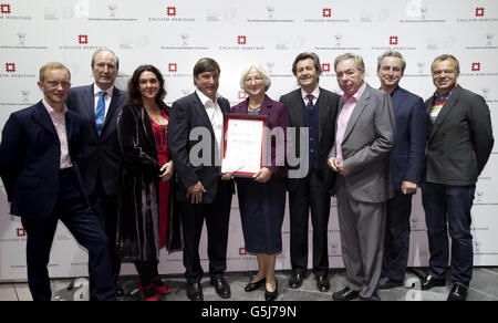 Gewinner des English Heritage Best Rescue of a Place of Worship Award für ihre Arbeit in der St. Mary's Church West Somerton, Simon Peasley (vierte links) und Pauline Burckitt (fünfte links) mit Richtern und Moderatoren (von links nach rechts) Simon Thurley, Charles Moore, Bettany Hughes, Claire Balding, Melvyn Bragg, Andrew Lloyd-Webber, Phillip Mold und Graham Norton bei den English Heritage Angel Awards im Palace Theatre, London. Stockfoto