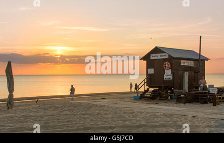 PALANGA Litauen - 13 Juni: Blick auf den Palanga sandigen Strand mit Bademeister Haus. Palanga ist der beliebteste Ferienort in Stockfoto