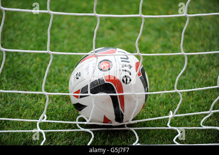 Fußball - npower Football League Championship - Charlton Athletic gegen Barnsley - The Valley. Detail eines offiziellen Charlton Athletic Mitre Fußballs im hinteren Teil des Netzes Stockfoto