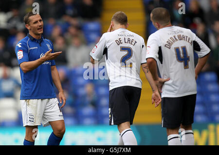 Peter Lovenkrands (links) von Birmingham City zeigt Richtung Leicester City's Ritchie De Laet (Mitte) und Daniel Drinkwater (rechts) Stockfoto