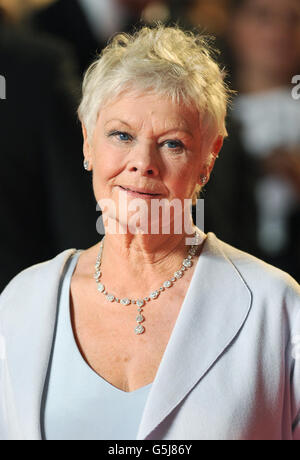 Dame Judi Dench kommt bei der Royal World Premiere von Skyfall in der Royal Albert Hall, London an. Stockfoto
