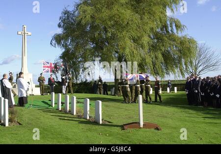 Der Sarg des Privaten Harry Wilkinson kommt auf dem Prowes Point Cemetery, Commines-Warneton, Hennegau, Belgien, zu seiner Beerdigung an. Wilkinson, 29, aus Bury, Lancashire, des 2. Bataillons Lancashire Fusiliers, wurde am 10. November 1914 in Aktion getötet. * ... auf einem Feld in Belgien. Seine Überreste mit seinem Identitätsschild und seinem und Lancashire Fusiliers Mützenabzeichen wurden nur 87 Jahre später, im Januar letzten Jahres, auf dem Feld bei Ploegsteert Wood gefunden. Stockfoto