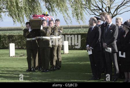 Der Sarg des Privaten Harry Wilkinson kommt auf dem Prowes Point Cemetery, Commines-Warneton, Hennegau, Belgien, zu seiner Beerdigung an. Wilkinson, 29, aus Bury, Lancashire, des 2. Bataillons Lancashire Fusiliers, wurde am 10. November 1914 in Aktion getötet. * in einem Feld in Belgien. Seine Überreste mit seinem Identitätsschild und seinem und Lancashire Fusiliers Mützenabzeichen wurden nur 87 Jahre später, im Januar letzten Jahres, auf dem Feld bei Ploegsteert Wood gefunden. Stockfoto