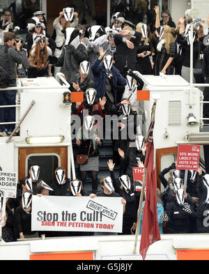 Aktivisten der League Against Cruel Sports inszenieren einen Protest gegen die vorgeschlagenen Dachs-Keulen an Bord der Thames Princess, Westminster, London. Stockfoto