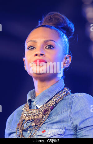 Alesha Dixon tritt bei der Eröffnung der Royal British Legion Poppy Appeal 2012 auf, am Trafalgar Square im Zentrum von London. DRÜCKEN Sie VERBANDSFOTO. Bilddatum: Mittwoch, 24. Oktober 2012. Bildnachweis sollte lauten: Dominic Lipinski/PA Wire Stockfoto