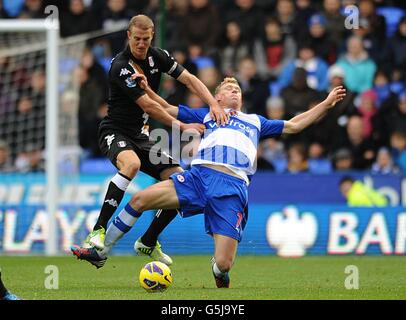 Fußball - Barclays Premier League - Reading gegen Fulham - Madejski Stadium. Pavel Pogrebnyak von Reading (rechts) und Brede Hangeland von Fulham kämpfen um den Ball Stockfoto